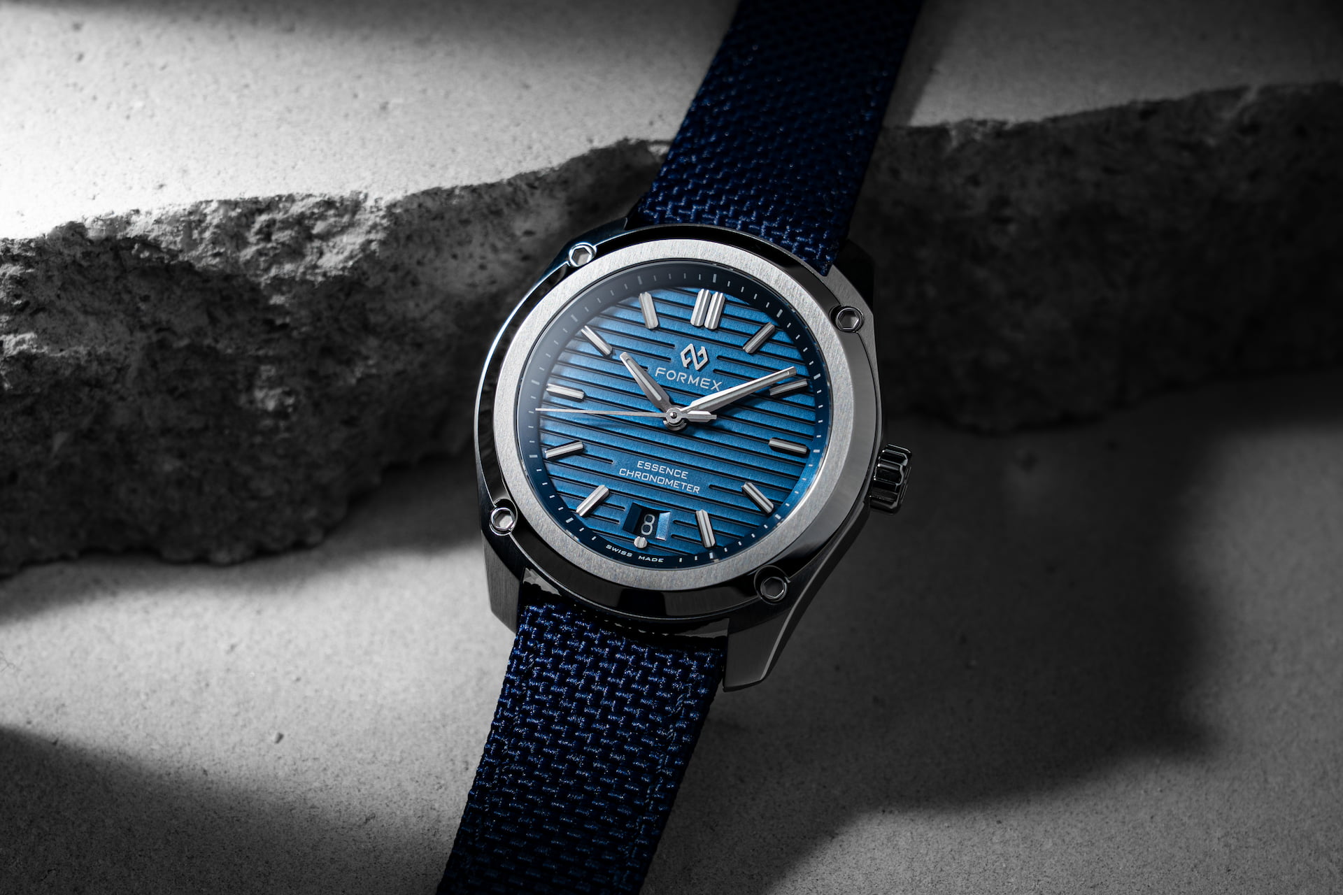 Formex Essence 39 mm in Blau auf blauem Textilband