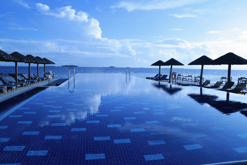 Luxurioeser Pool mit Meerblick
