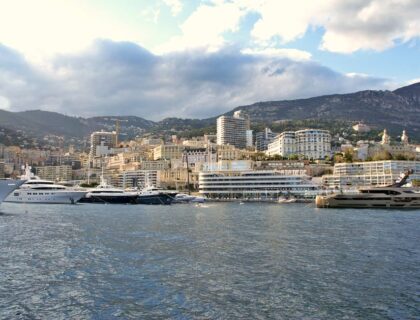 Monaco Hafen mit Yachten und Skyline