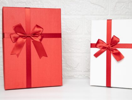 Hochwertig verpackte Geschenkschachtel mit Schleife